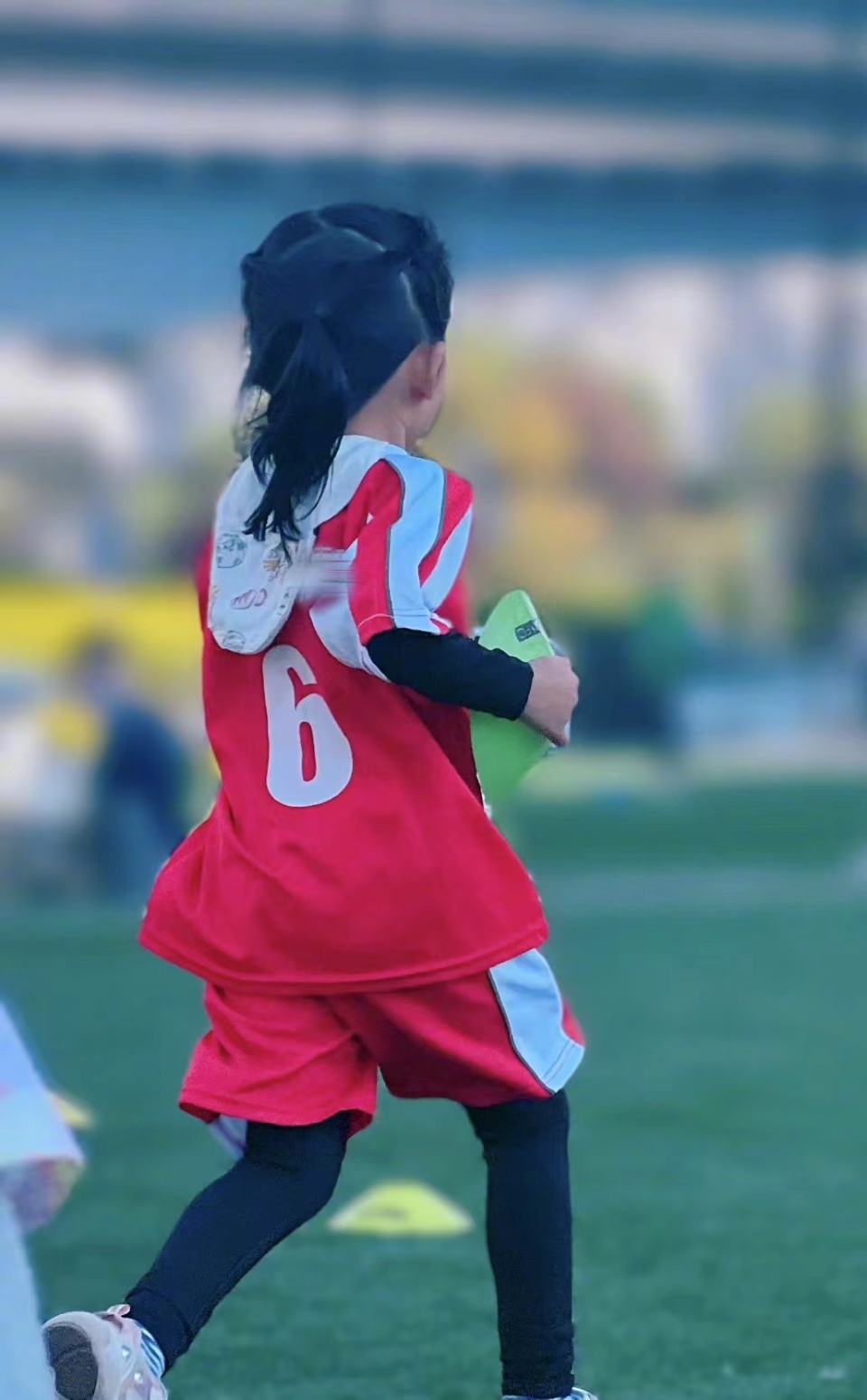 谢娜为女儿庆生,跳跳俏俏一个像爸爸一个像妈妈,姐妹俩发量抢镜