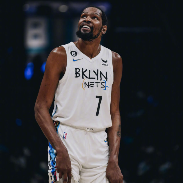 篮网豪取11连胜!杜兰特再露明朗笑容 小球迷举牌:kd是我心中goat