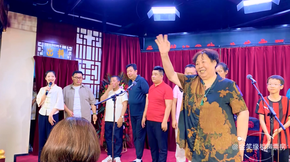 相声恩与怨,姜昆给孙越买过大褂,郭德纲蹭过马贵荣的工作餐-腾讯新闻