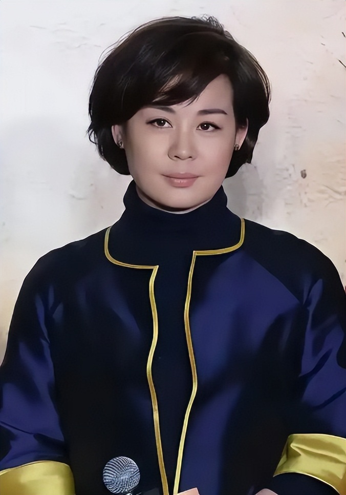 64岁演员刘斌与好友聚餐!63岁丛珊罕露面,满头白发褶子多却很美