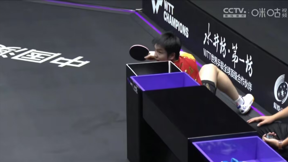樊振东回应身体伤情，男单比赛1比7落后完成逆转，小胖太搞笑了！
