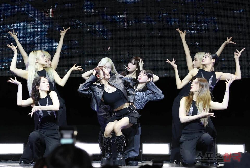 韩国知名人气女团成员,高情商回答记者的尖锐问题,获网友们好评