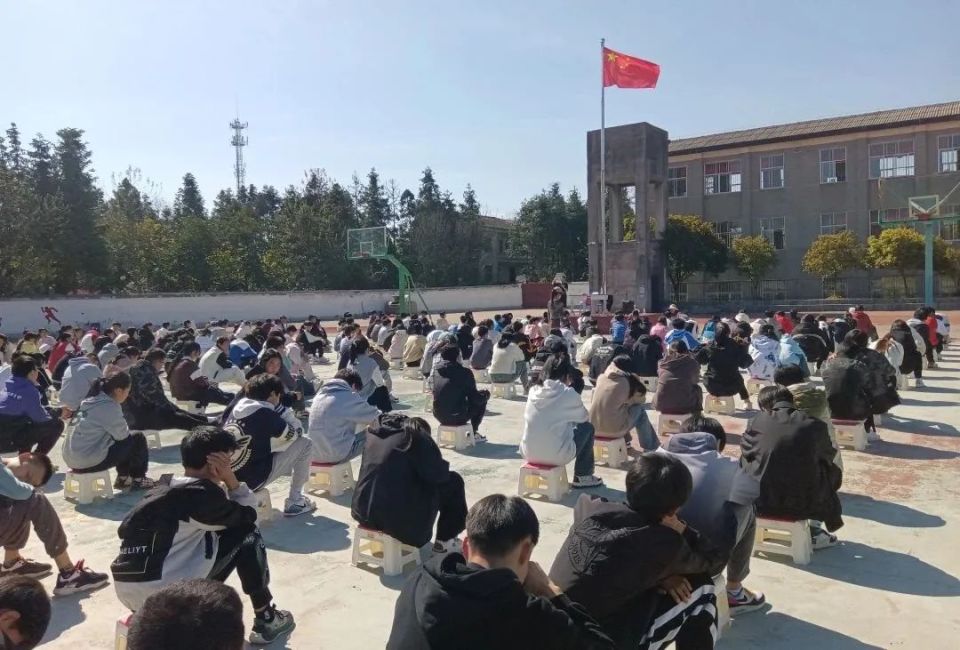 株洲市二中青龙湾中学4月8日,青少年禁毒分会在株洲市二中青龙湾中学