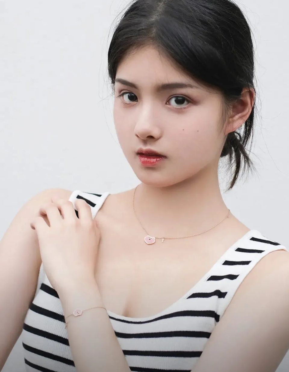 《墨雨云间》艾米:童星出身,颜值碾压吴谨言,16岁不