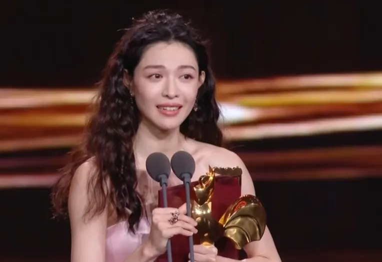 金雞獎頒獎名場面！宋佳二封詠梅失落，易烊千璽拿獎張藝謀樂開花 - 