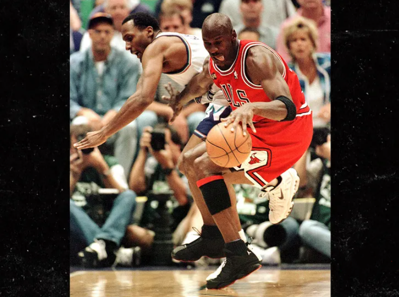 迈克尔乔丹98年的aj13以2238万美元成交成为单价最高的球鞋