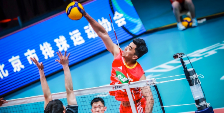 二传毛天一稳定地控制着比赛节奏,接应张冠华和主攻王滨,张秉龙在进攻