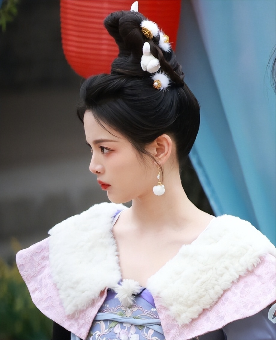 杨超越《漂亮的战斗》造型好可爱!穿古装像玉兔,新剧造型惊艳!