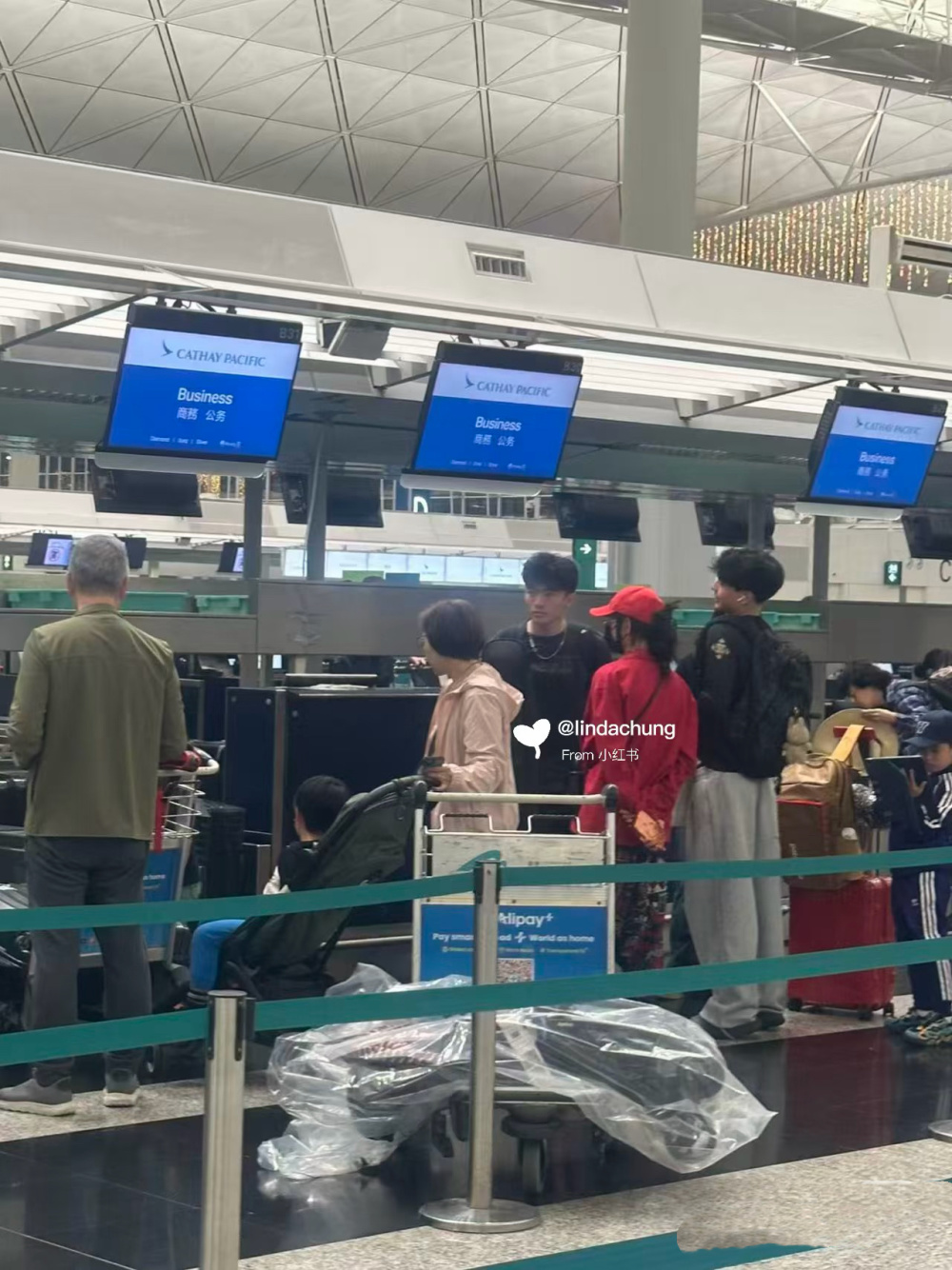 张柏芝大儿子澳洲被偶遇 和女同学亲密互动