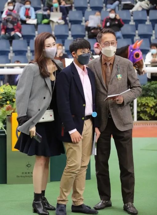 李嘉欣带儿子看赛马,12岁许建彤打扮成熟,挺啤酒肚走路气场足插图1