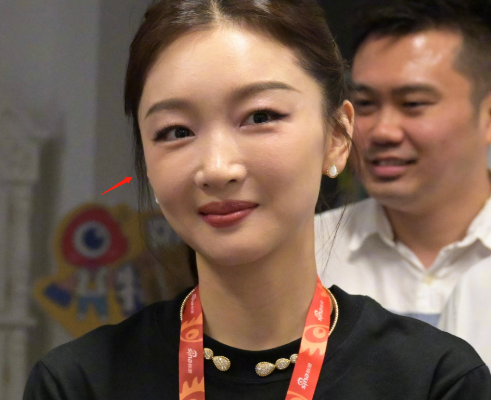 周冬雨扫楼生图变样脸部僵硬还撞脸倪妮疑似填充过度不自然
