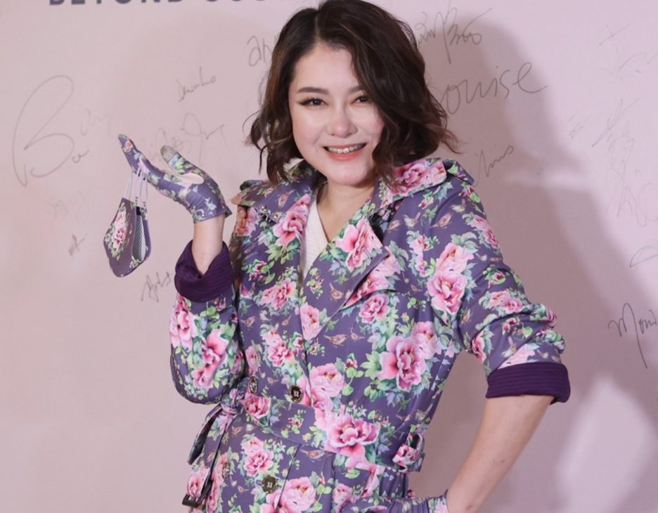 曝光的近照中,罕见露面的陈淑兰穿着紫色花纹外套出镜,头发剪短并烫卷