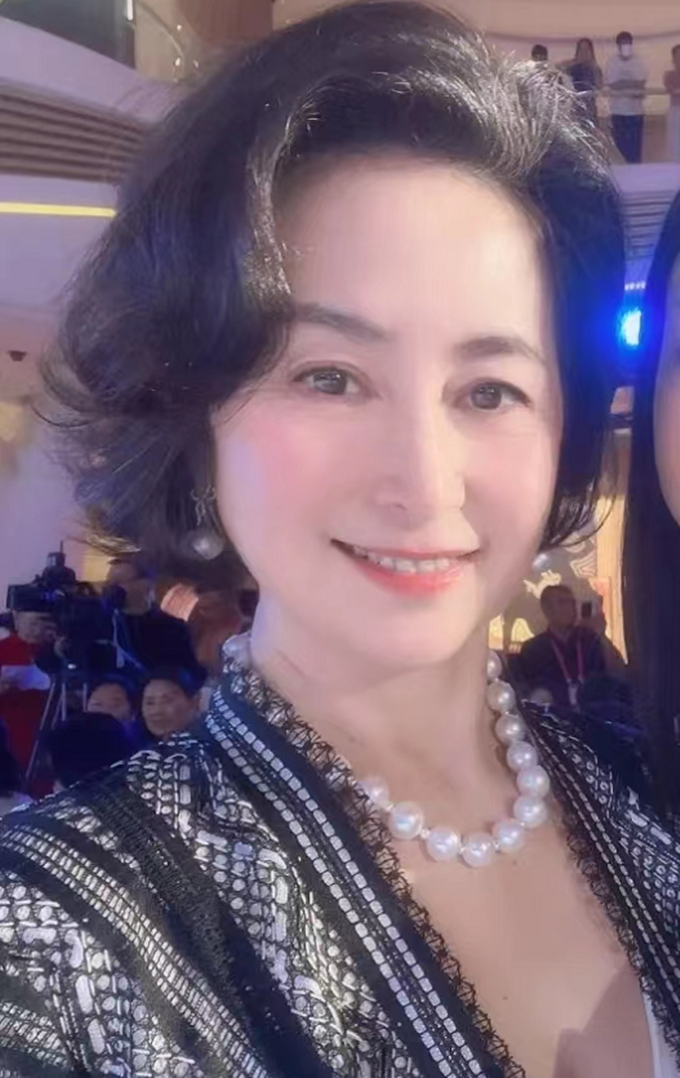 曝光的近照中,何超琼心情很不错,每一张照片都露出灿烂的笑容.