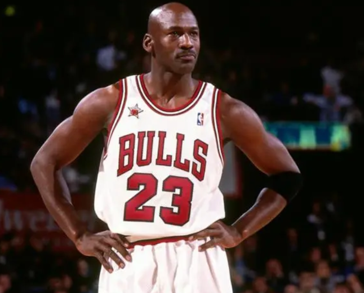 生涯15个赛季10次拿到得分王,乔丹那5个赛季都输给了谁?