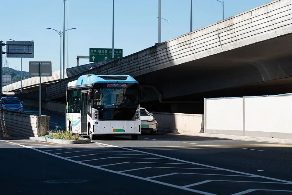 爱奇艺号：香港六合管家婆资料-公交车，越变越小？