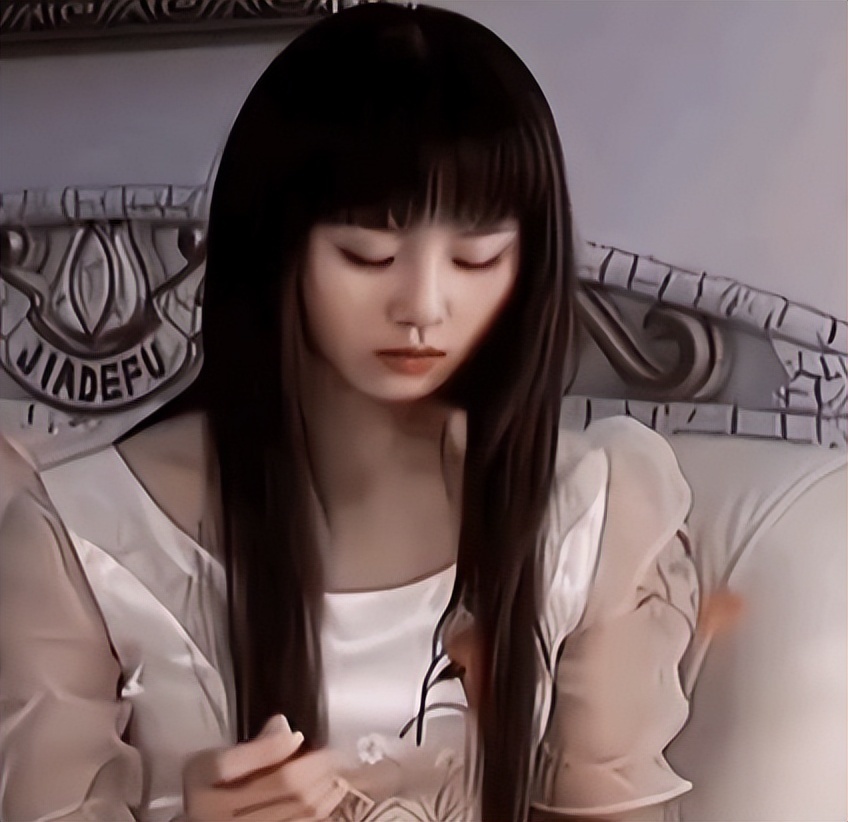 最近,网络上意外地流传开了一组刘诗诗年轻时的旧照片,这组照片迅速