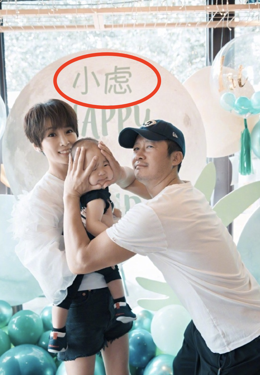 谢楠晒全家福为长子庆生,和吴京同款造型像哥们儿,俩儿子长相都随妈