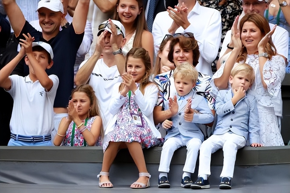 42岁费德勒携妻儿亮相拥2对双胞胎人生赢家退役1年仍赚67亿