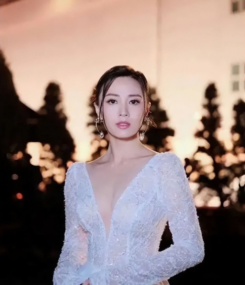朱晨丽 群星现身千亿富豪饭局，朱晨丽稳坐C位，曾被好姐妹爆料好事将近-腾讯新闻