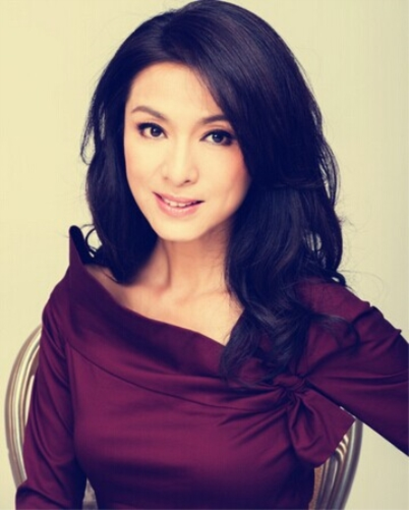 67岁tvb艺人米雪酒楼走穴当众弯腰接雇主红包大展歌喉超投入