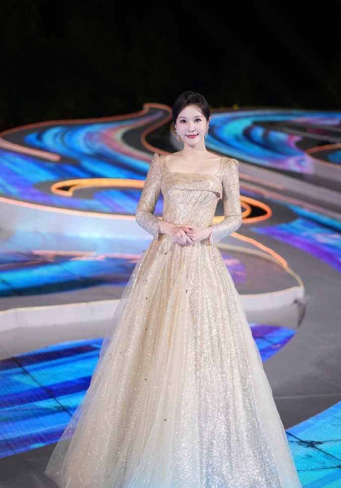 郭玮等人,她算是电影频道的新手,在这样的大型文艺晚会上略显拘谨