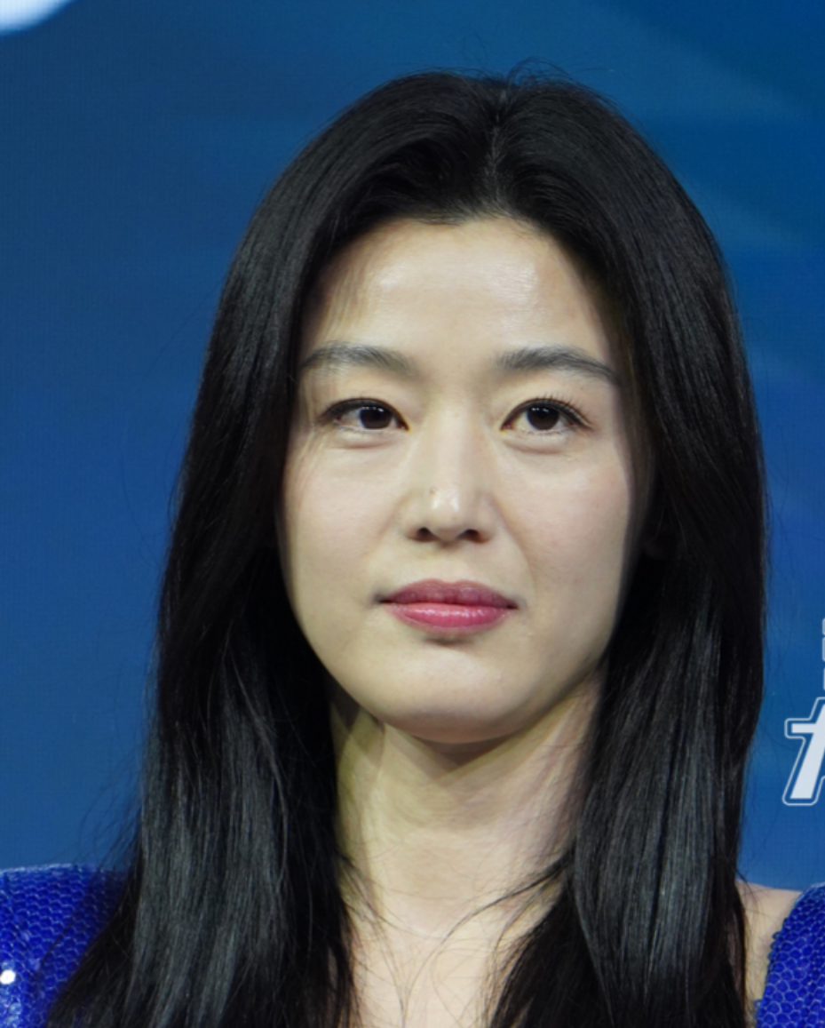 全智贤内娱生图曝光!脱离韩式滤镜,眼袋法令纹双下巴全出现