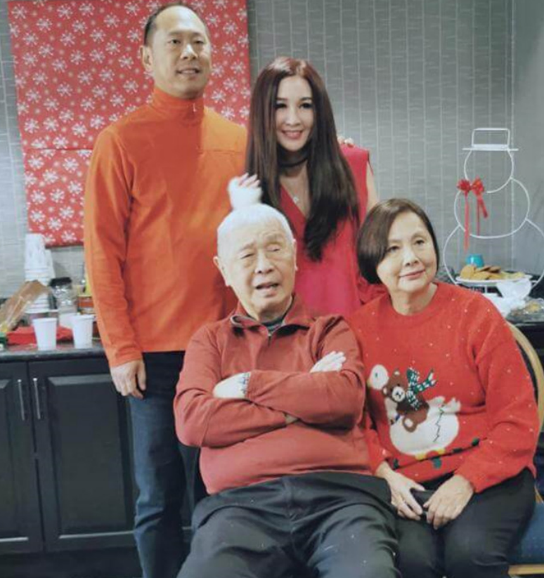 温碧霞晒和13岁养子合照养子在国外留学或能继承百亿家产