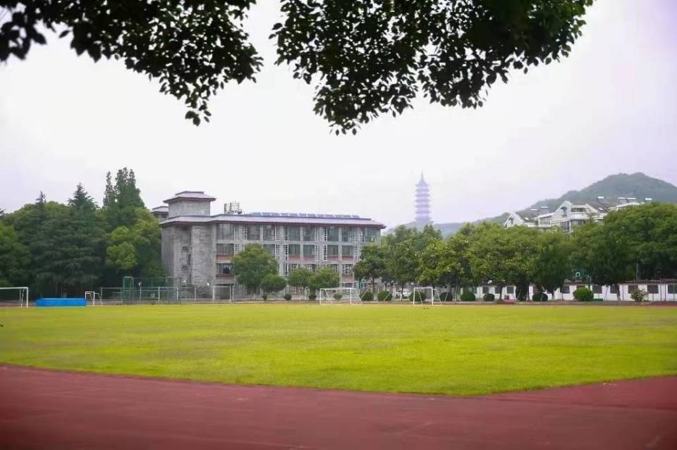 原因主要是:第一,浙江省杭州学军中学共有西溪校区,紫金港校区,文渊