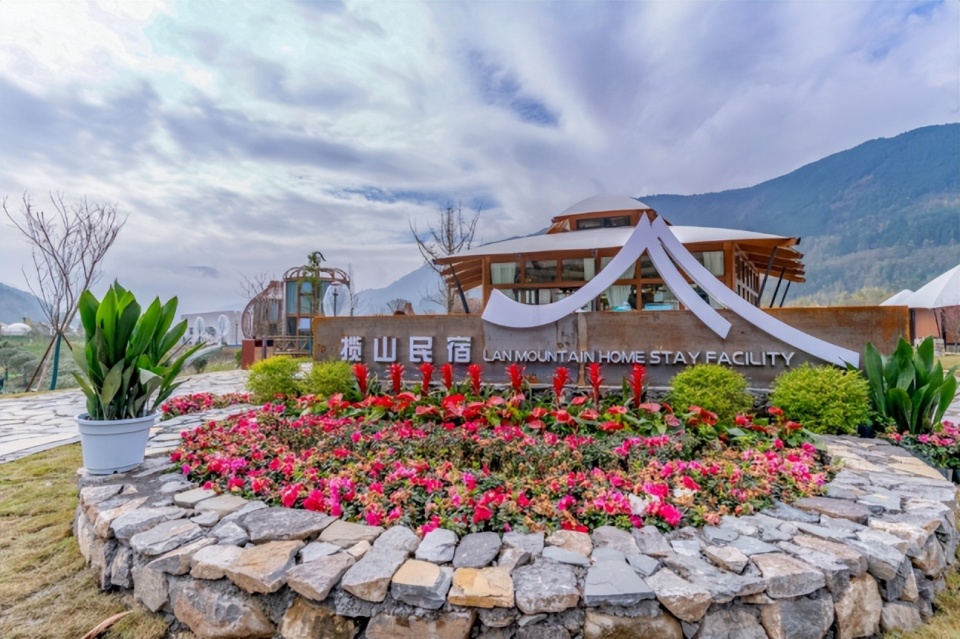 地址:清平镇德茂路院通村2组96电话:138902234305见山民宿99地址