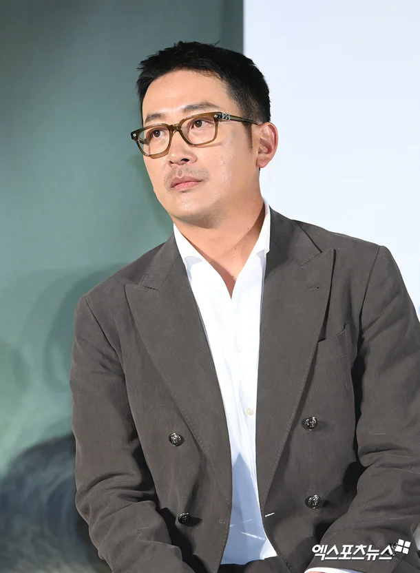 此外,河正宇的父亲是演员金容建