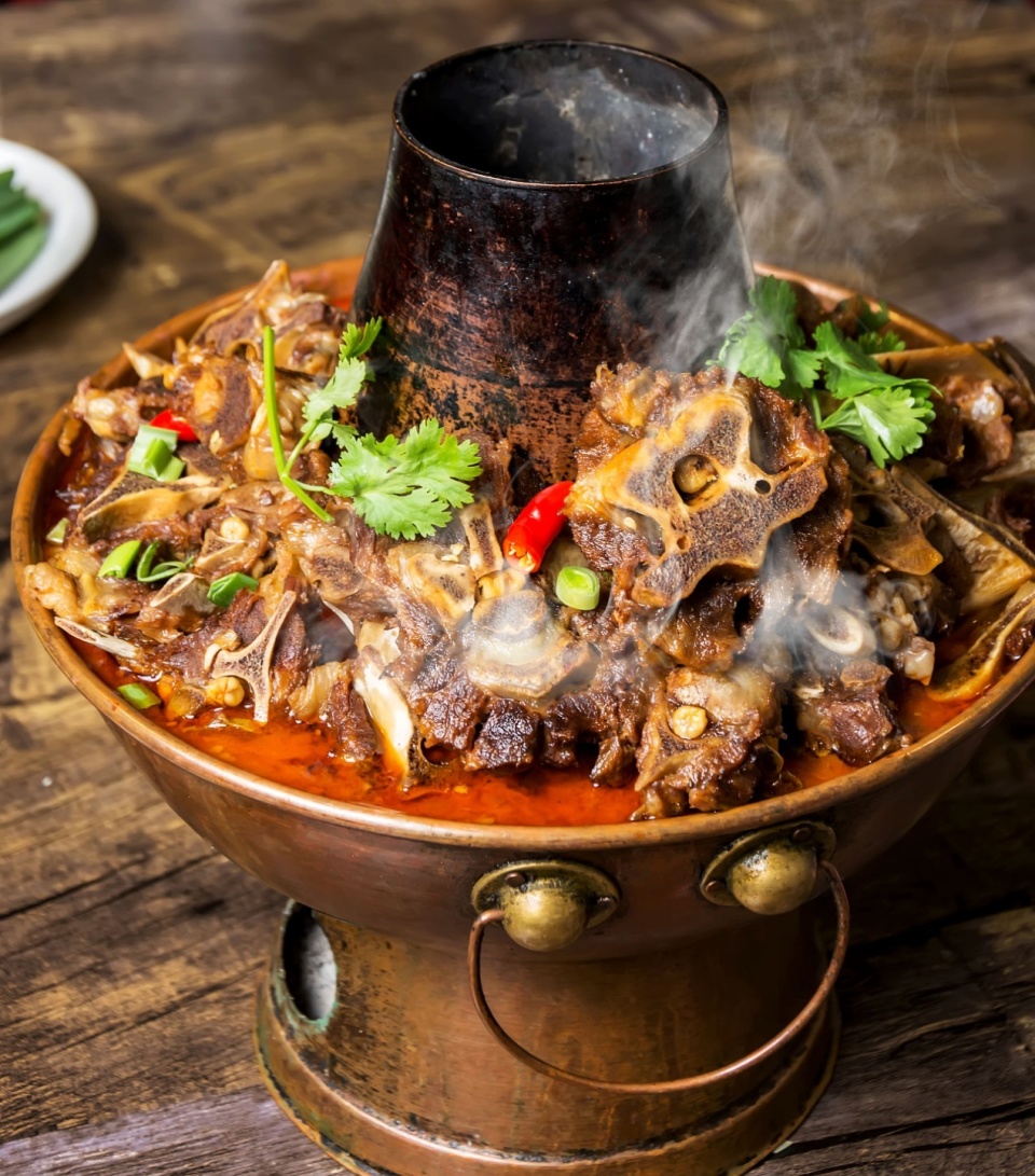 火锅店销毁2吨临期羊蝎子遭哄抢,临期食品到底安全吗?