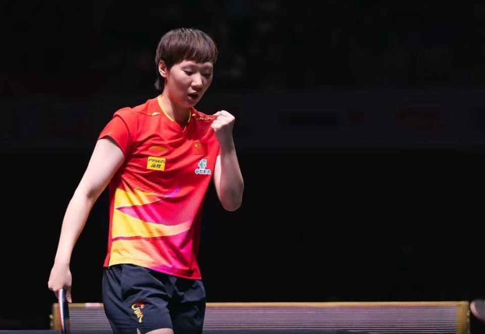 太精彩了！在马琳怒吼声中，王曼昱苦战五局击败长崎美柚晋级八强