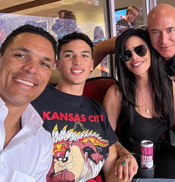 麦肯齐·斯科特分割了大约2000亿人民币的家产,不久后和一名教师结婚