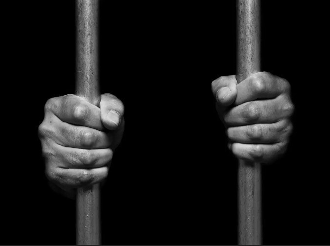 他被警察误抓又把他忘了!关在禁闭室18天不吃不喝,创世界纪录!