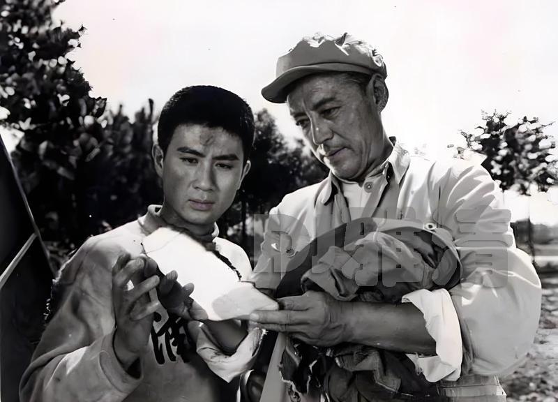 他在电影《子夜》中,出演那个吴老爷子,仅仅只有一场戏,但张伐却演得