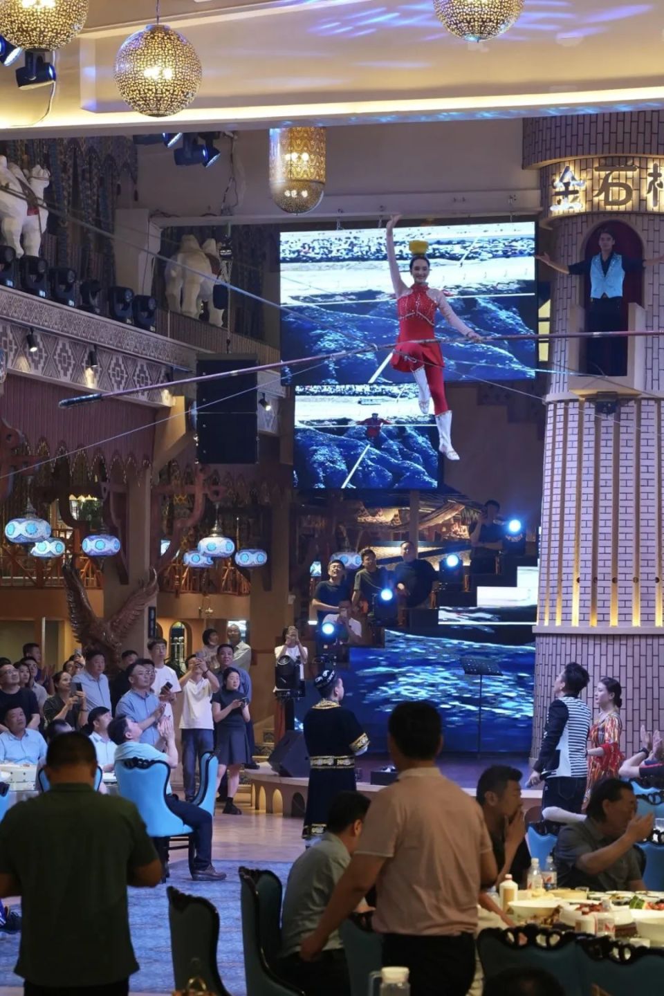 去哪看新疆风情演出?在这 11 家,边吃边跳