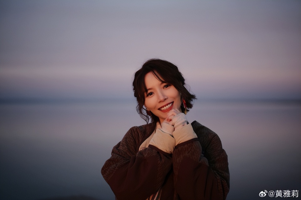 "超女"黄雅莉官宣怀孕,医院产检孕味十足