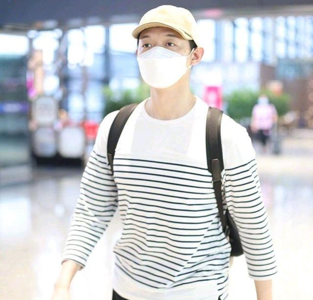 霍尊的通告照例进行,活动也未曾停止,行程仿佛也丝毫不受影响.