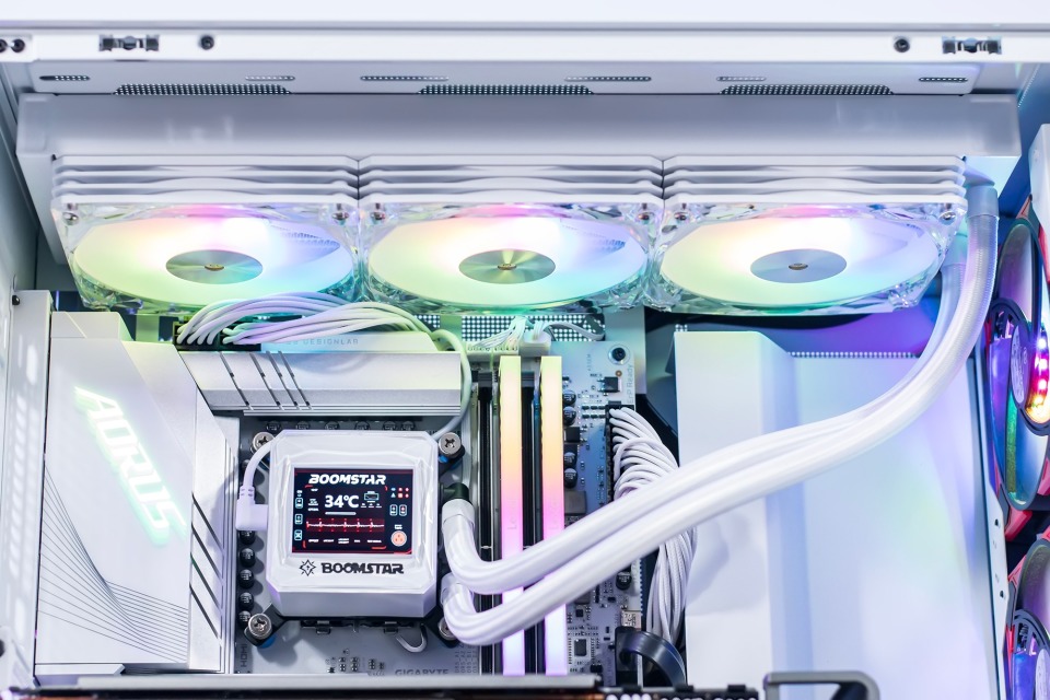 全白外观与屏幕加持,稳压满载300w,影驰星曜g360水冷散热器评测