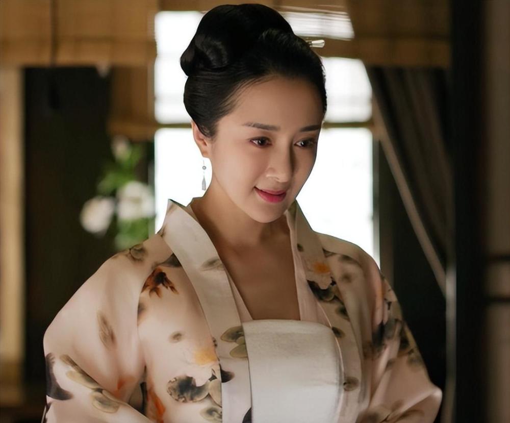 孙俪主演的《新上海滩》中,初出茅庐的李依晓饰演冯程程的闺蜜汪月琪