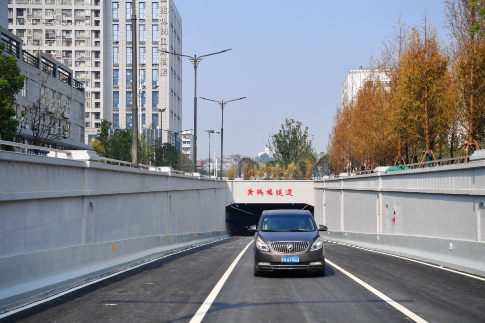 黄鹤楼隧道今日通车,武昌顺江交通"主动脉"贯通_腾讯新闻