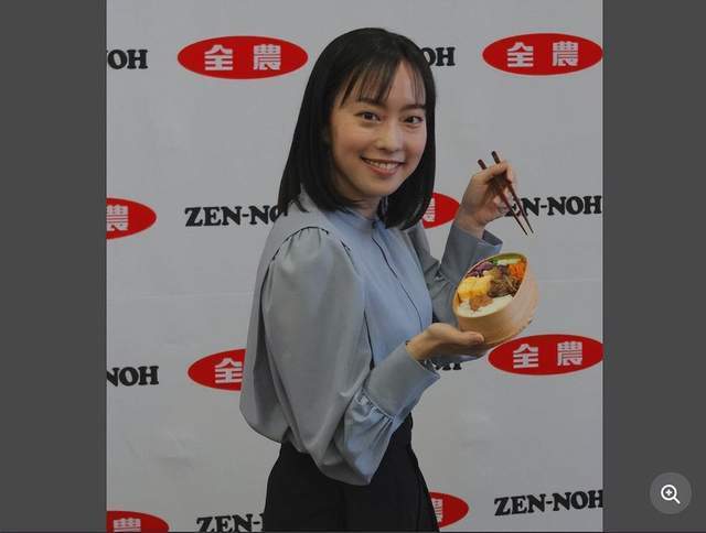石川佳纯展示手作便当并摆出发球姿势，坦言“紧张如临乒乓球赛”