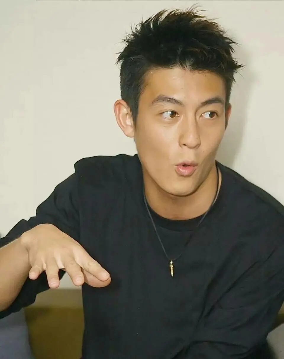 这位所谓的黄甫圣华,剪着寸头,长相十分酷似年轻版的陈冠希,难道说