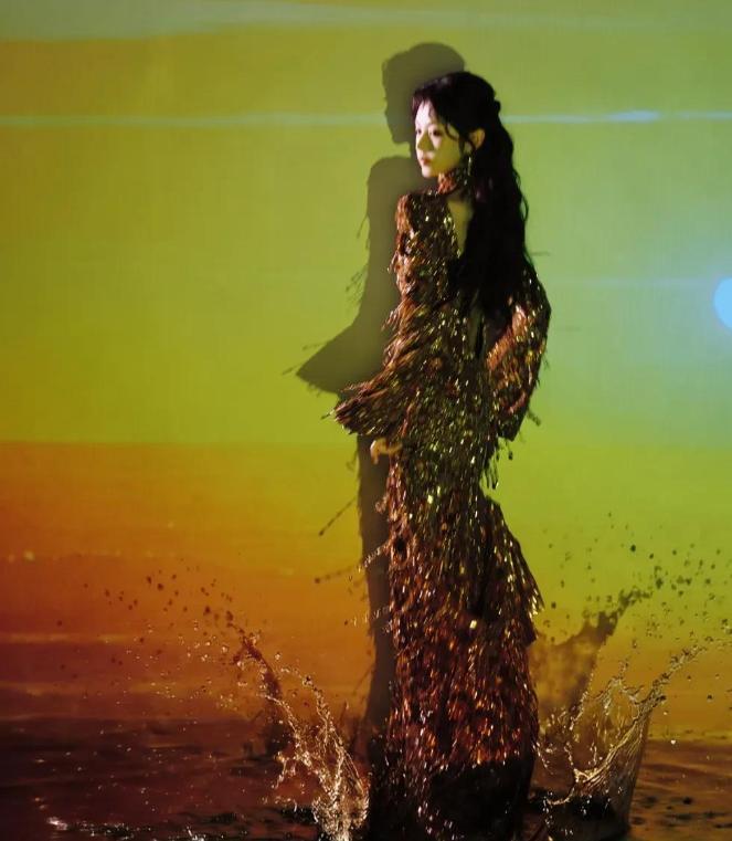 田曦薇星光大賞造型疑翻車！網友吐槽老氣橫秋，看着像40歲，還撞衫詠梅 - 