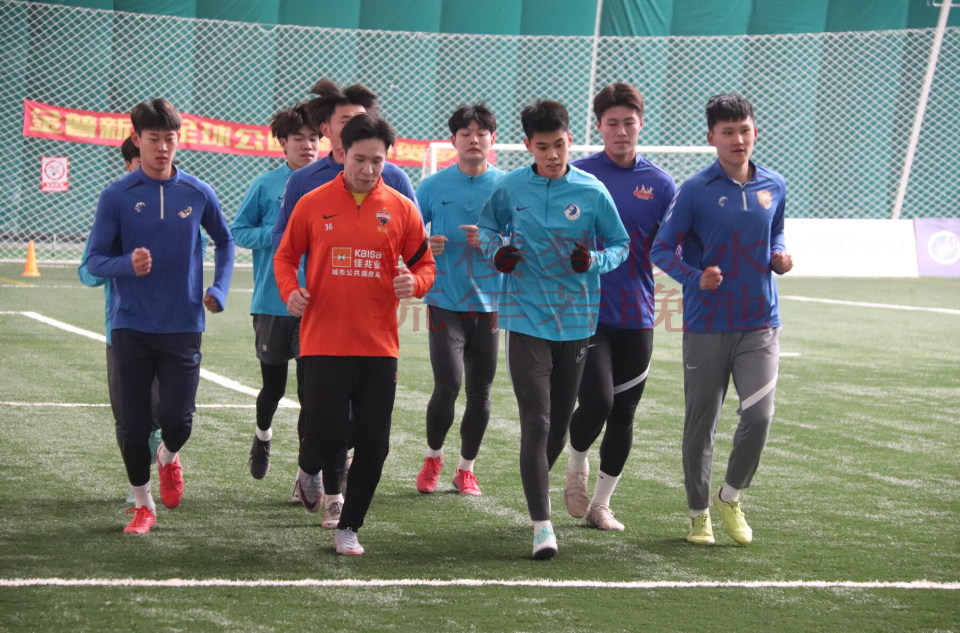 大连鲲城集结备战中乙,首训接近40人,多名大连人 智行球员试训