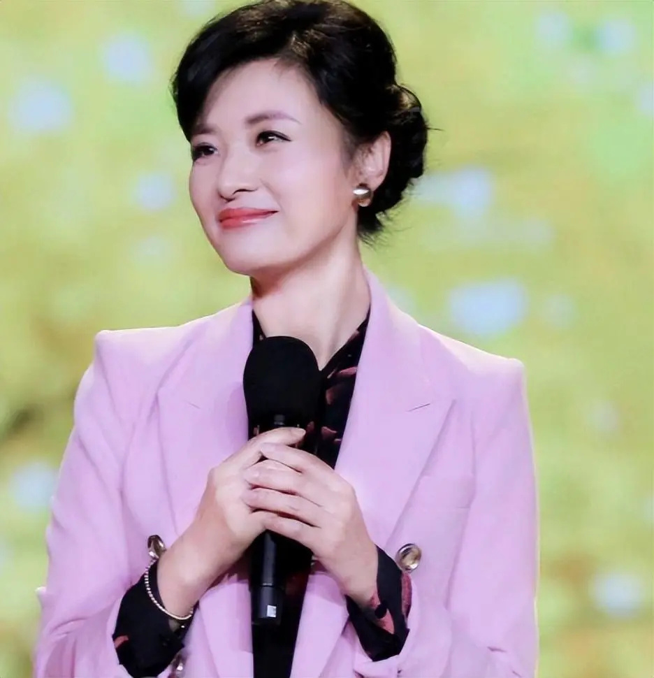 董卿回归主持《朗读者》大受欢迎,她还向周涛炫耀10岁的儿子