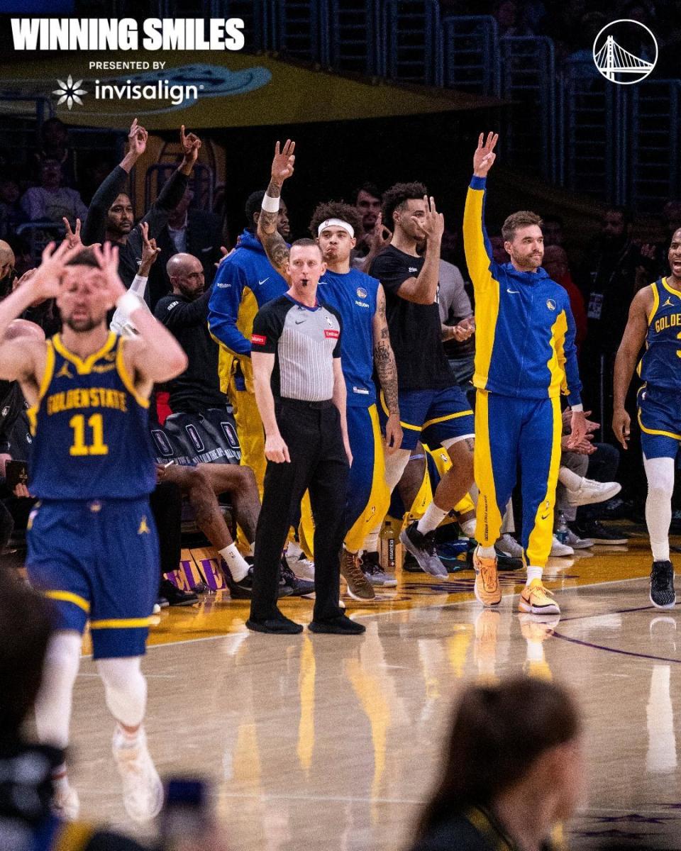 勇士晒照庆祝客胜湖人!