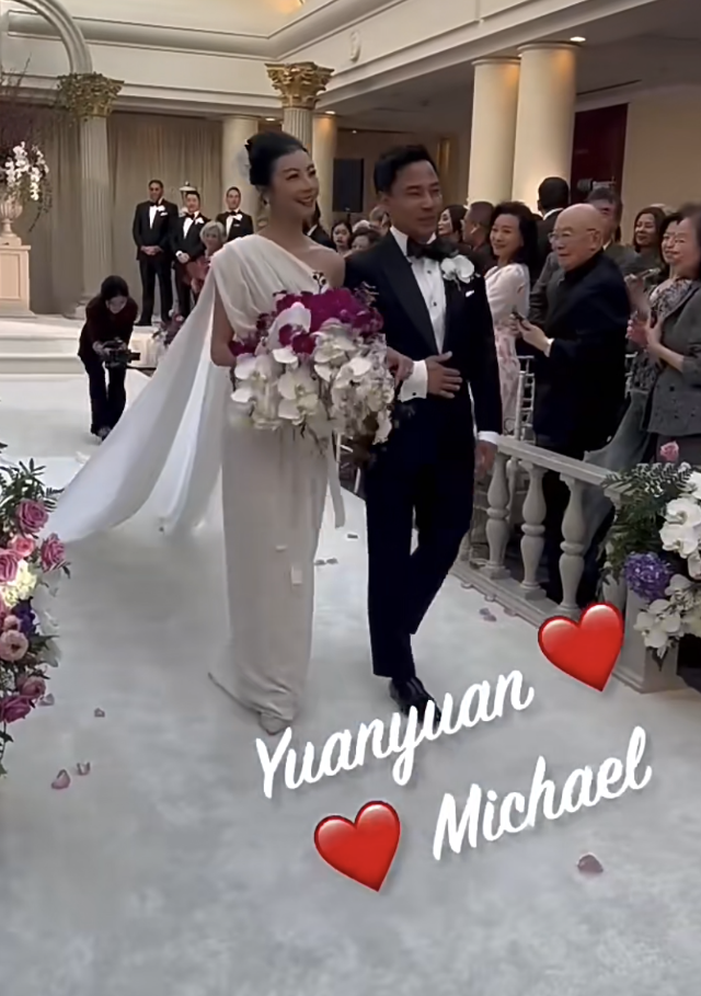 46岁舞蹈家谭元元举行婚礼,与老公浪漫亲吻,陈冲见证幸福_腾讯新闻