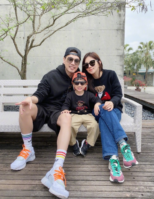 在被问到二胎话题时,ella多次明确表态称不会再生,还说儿子劲宝就是小