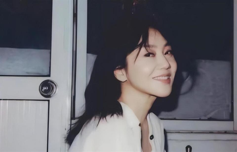 宁愿净身出户，也要与闫妮离婚的邹伟，现状如何_腾讯新闻